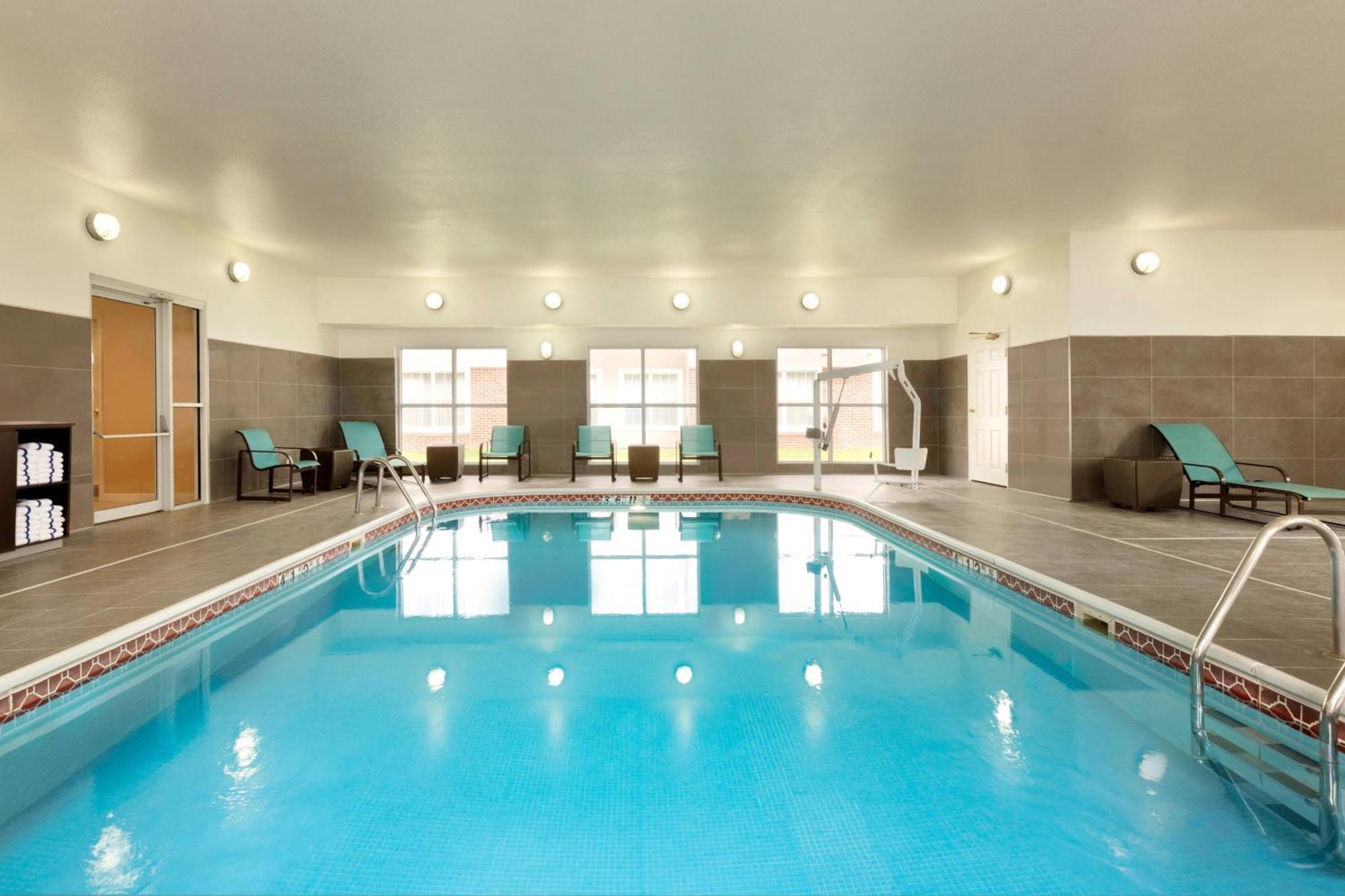 Courtyard By Marriott Milwaukee Brookfield At Poplar Creek Exterior foto