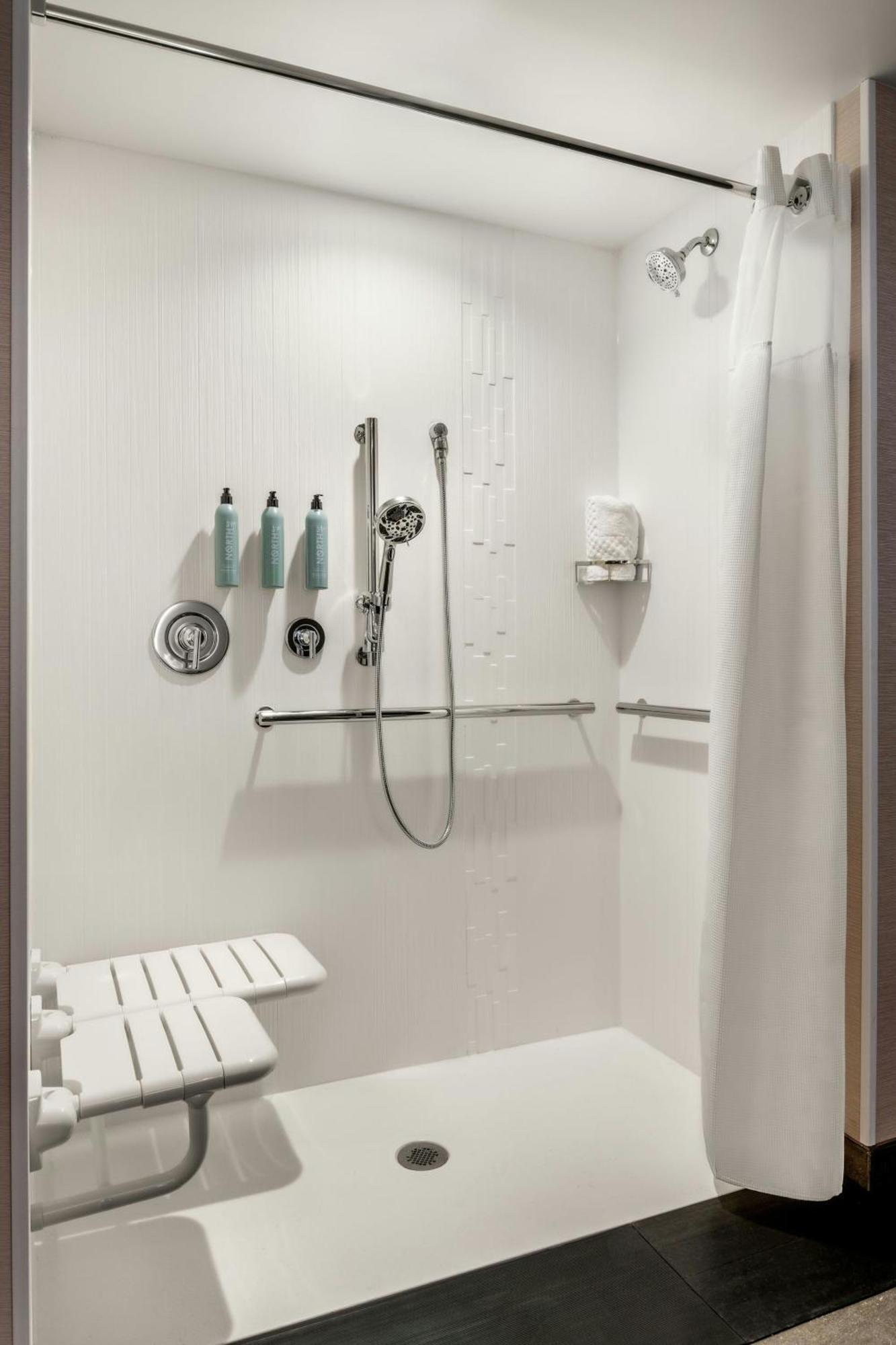 Courtyard By Marriott Milwaukee Brookfield At Poplar Creek Exterior foto