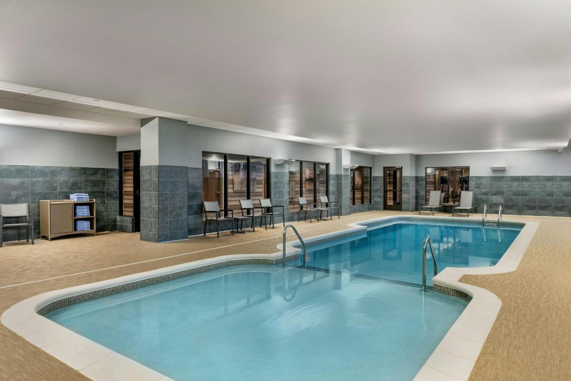 Courtyard By Marriott Milwaukee Brookfield At Poplar Creek Exterior foto