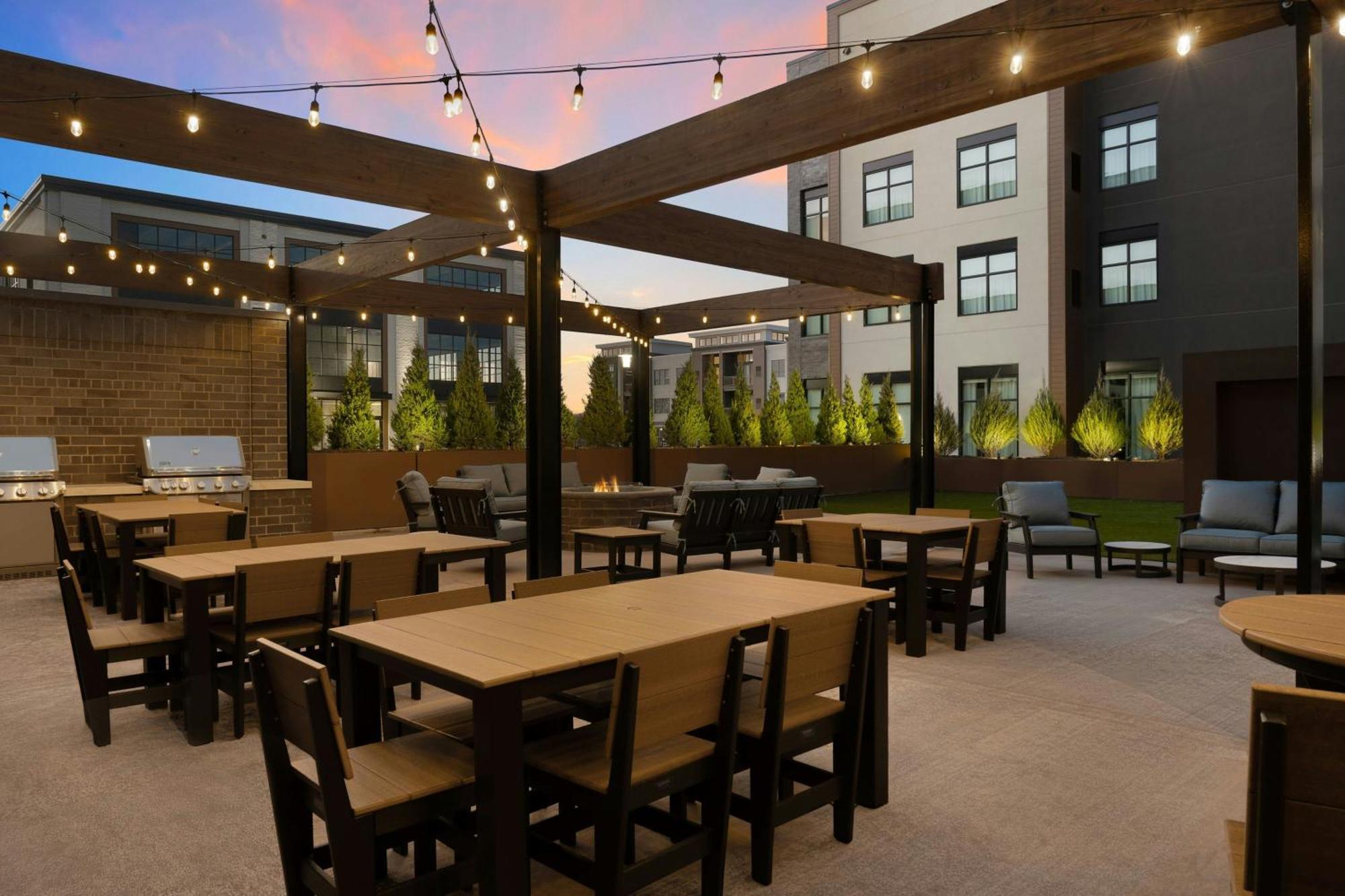 Courtyard By Marriott Milwaukee Brookfield At Poplar Creek Exterior foto