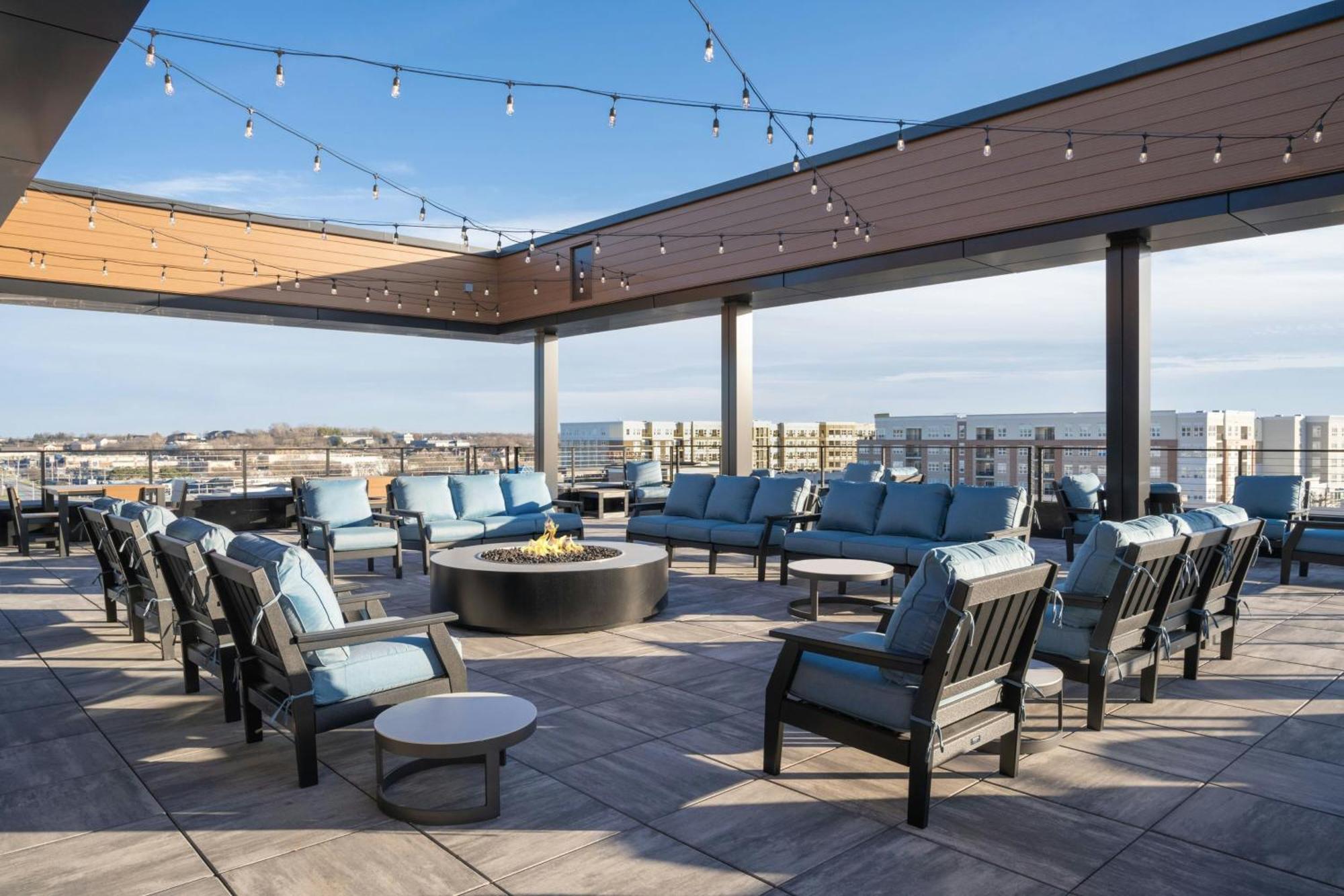 Courtyard By Marriott Milwaukee Brookfield At Poplar Creek Exterior foto